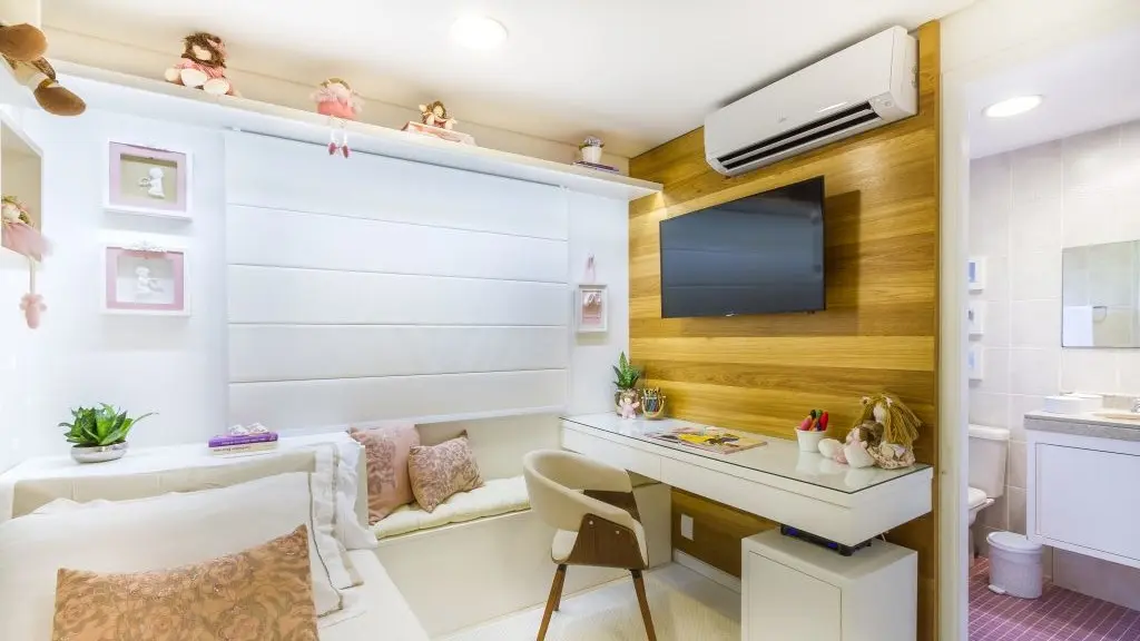 Foto de um quarto com televisão e ar condicionado